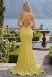 Vestido largo de baile de fin de curso con cuello halter amarillo brillante de sirena