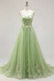 Vestido largo de graduación floral verde de tirantes finos con apliques