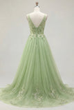 Vestido largo de graduación floral verde de tirantes finos con apliques