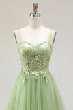 Vestido largo de graduación floral verde de tirantes finos con apliques