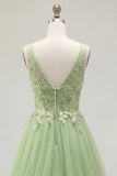 Vestido largo de graduación floral verde de tirantes finos con apliques