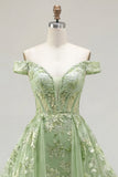 Vestido largo de graduación verde con líneas A con líneas en A y esco, con volantes