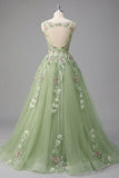 Vestido de graduación verde con escote bateau floral y aplicación de línea A