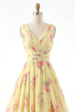 Vestido de graduación floral amarillo de línea en V con abertura