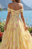 Vestido de graduación amarillo arrugado sobre los hombros A Línea larga de flores