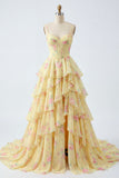 Tirantes finos amarillos: un vestido de fin de curso floral con corsé y volantes
