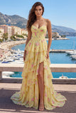 Tirantes finos amarillos: un vestido de fin de curso floral con corsé y volantes