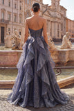Vestido largo de graduación azul polvoriento azul sin tirantes con corpiño fruncido y volantes en cascada