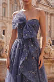 Vestido largo de graduación azul polvoriento azul sin tirantes con lazos y volantes en cascada