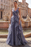 Elegante vestido de graduación azul polvoriento de tul con escote en V y volantes escalonados