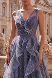 Elegante vestido de graduación azul polvoriento de tul con escote en V y volantes escalonados