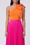 Vestido largo plisado de un hombro naranja y fucsia con pliegues en forma de A