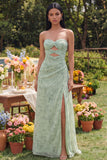 Vestido largo sin tirantes recortado de flores de salvia polvorienta con abertura