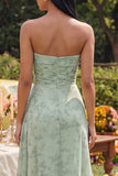 Vestido largo sin tirantes recortado de flores de salvia polvorienta con abertura