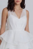 Mini vestido de tul línea A de marfil con escote en V con volantes y lazo