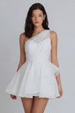 Mini vestido blanco de tul fruncido de un solo hombro con volantes en línea A y un solo hombro