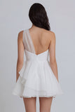 Mini vestido blanco de tul fruncido de un solo hombro con volantes en línea A y un solo hombro