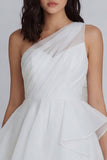Mini vestido blanco de tul fruncido de un solo hombro con volantes en línea A y un solo hombro