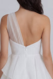 Mini vestido blanco de tul fruncido de un solo hombro con volantes en línea A y un solo hombro