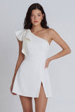 Vestido mini de marfil con un solo hombro con volantes y abertura