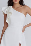Vestido mini de marfil con un solo hombro con volantes y abertura