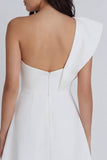 Vestido mini de marfil con un solo hombro con volantes y abertura