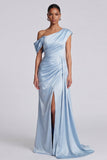 Vestido formal de sirena azul celeste fruncido con abertura