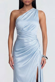 Vestido formal de sirena azul celeste con un solo hombro fruncido