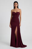 Vestido formal largo de sirena sin tirantes burdeos