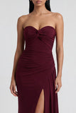 Vestido formal largo de sirena sin tirantes burdeos