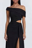 Vestido formal largo con cuello asimétrico con corte negro