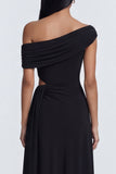 Vestido formal largo con cuello asimétrico con corte negro