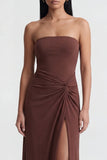 Vestido formal largo sin tirantes marrón fruncido