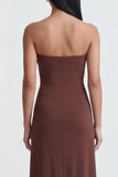 Vestido formal largo sin tirantes marrón fruncido