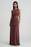 Vestido formal marrón con escote redondo con corte de funda