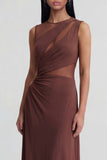 Vestido formal marrón con escote redondo con corte de funda