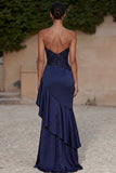Vestido de noche sin tirantes azul marino con volantes y lentejuelas, con abertura