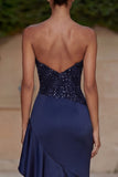 Vestido de noche sin tirantes azul marino con volantes y lentejuelas, con abertura