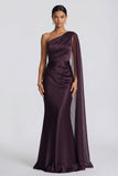 Vestido formal sin negro de sirena Cabernet de un hombro con serpentina lateral