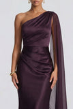 Vestido formal sin negro de sirena Cabernet de un hombro con serpentina lateral