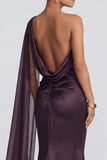 Vestido formal sin negro de sirena Cabernet de un hombro con serpentina lateral
