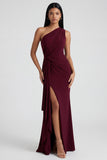 Sirena burdeos con un hombro fruncido y vestido formal