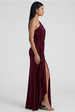 Sirena burdeos con un hombro fruncido y vestido formal