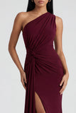 Sirena burdeos con un hombro fruncido y vestido formal