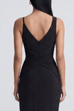 Vestido formal negro con escote en V y abertura
