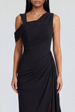 Vestido formal negro de cuello asimétrico con cinta