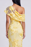 Vestido formal asimétrico de sirena amarillo con bordado floral