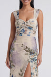 Vestido largo floral de funda marfil fruncido con abertura