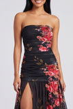 Vestido floral fruncido sin tirantes de marfil con abertura