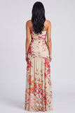 Vestido floral fruncido sin tirantes de marfil con abertura
